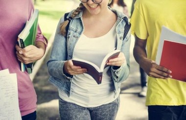 birlikte mutlu öğrenciler