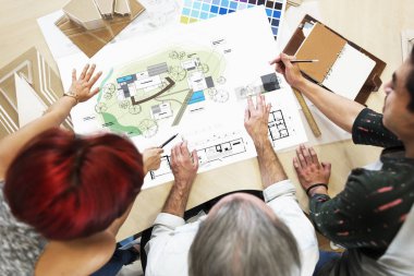 İnsanlar mimar planı ile çalışma