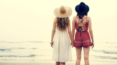 Plajda kızlar dostluk