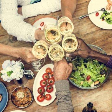 Arkadaşlar birlikte yemek