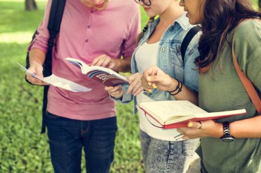 Öğrenciler kitap okuyor