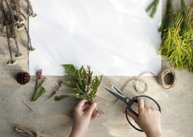 Kadın Eller makas ile kesme