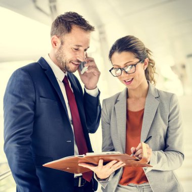 iş adamları iş tartışıyor