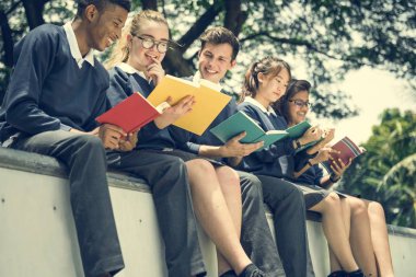 Çeşitli Öğrenciler üniversite üniformalı