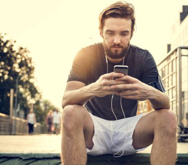 Sportif adam müzik dinleme