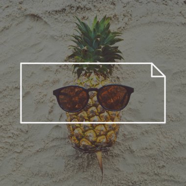 Kum üzerinde komik ananas