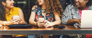 Dijital cihazlar kullanarak kadınlar