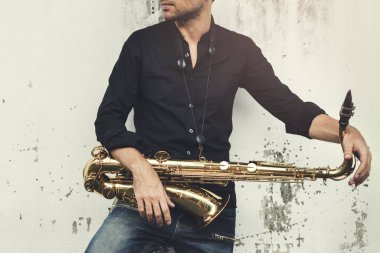 Saksafon tutan jazzman
