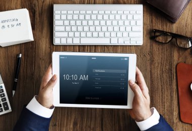 Dijital tablet kullanan işadamı