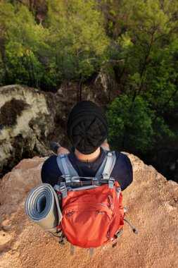 Cliff üzerinde erkek Traveler