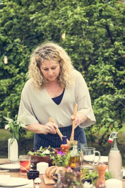 akşam yemeği için ev kadını hazırlama tablo