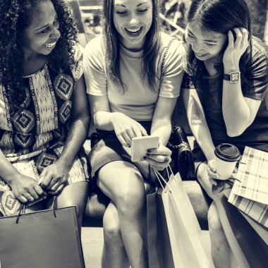 mutlu kız mobil kullanma