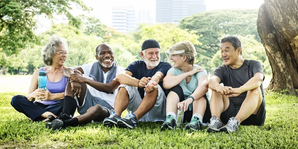 Amici anziani sportivi al parco — Foto Stock