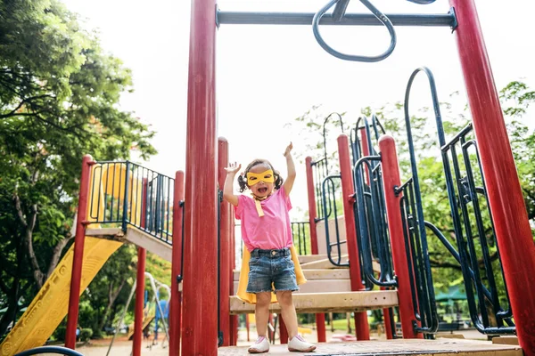 Menina brincando no playground — Fotografia de Stock
