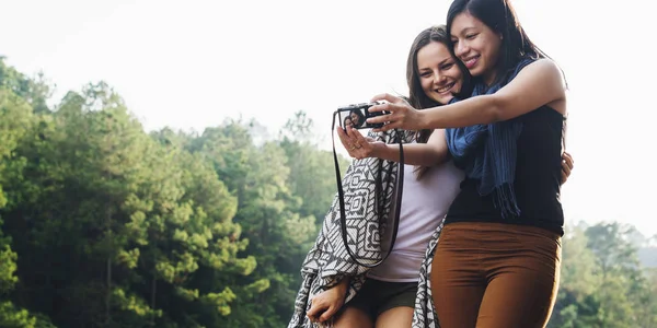 Giovani amici scattare selfie — Foto Stock