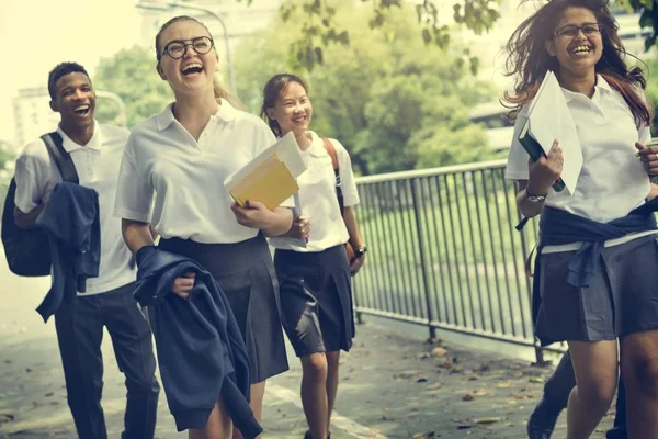 背景的学生，在大学制服 — 图库照片