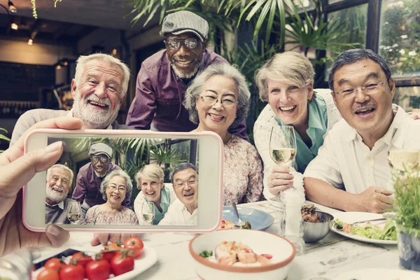Група старших пенсіонерів — стокове фото