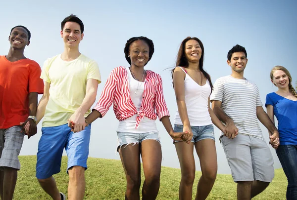 Jeunes amis en plein air — Photo