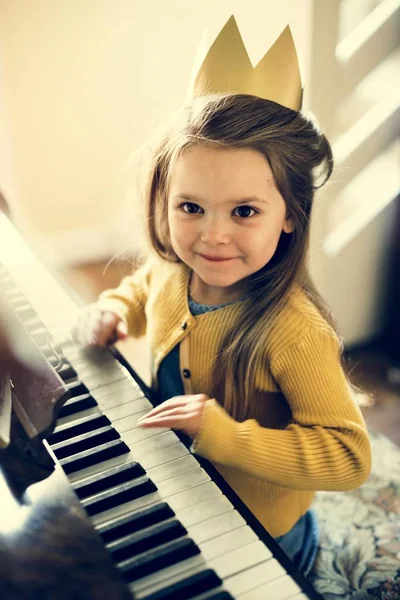 Adorable chica jugando piano — Foto de Stock