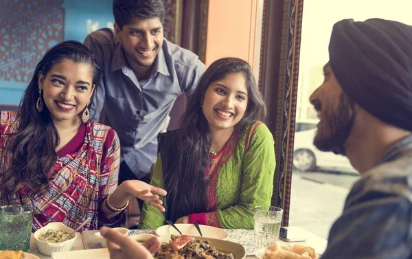 Bellissimi amici indiani nel ristorante — Foto Stock