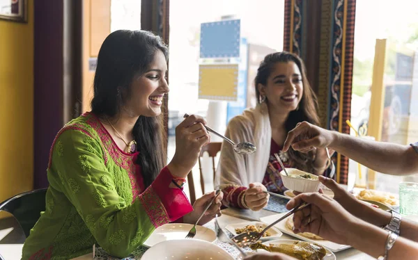 Prachtige Indiase vrienden in restaurant — Stockfoto