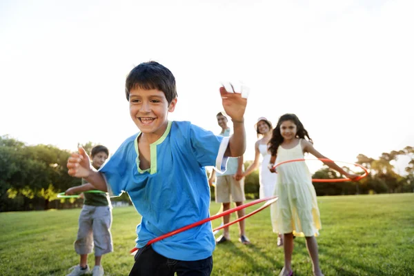 Hula hoops ile egzersiz yaparak aile — Stok fotoğraf