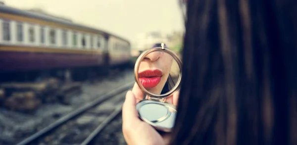 Женщина с красной помадой и зеркалом — стоковое фото