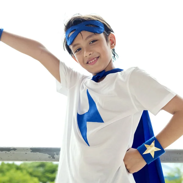 Chłopiec w kostium superbohatera — Zdjęcie stockowe