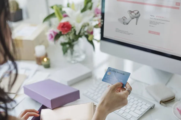 Vrouw die met een computer werkt — Stockfoto