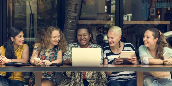 Les femmes utilisant des appareils numériques — Photo