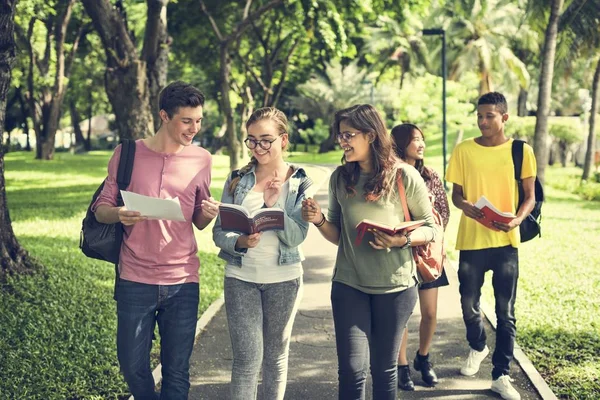 Mladí studenti s knihami — Stock fotografie