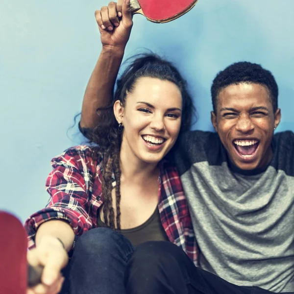 Amigos felices con raquetas de ping pong —  Fotos de Stock