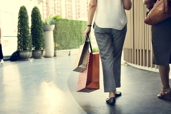 Donna che cammina con borse della spesa — Foto Stock