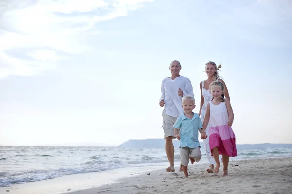 Família se divertindo na praia — Fotografia de Stock