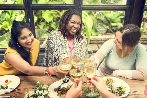 Donne che cenano — Foto Stock