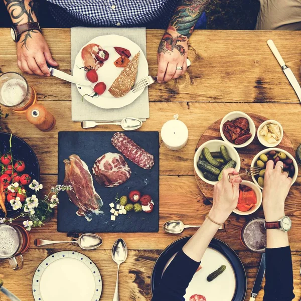 Група людей обідають разом — стокове фото