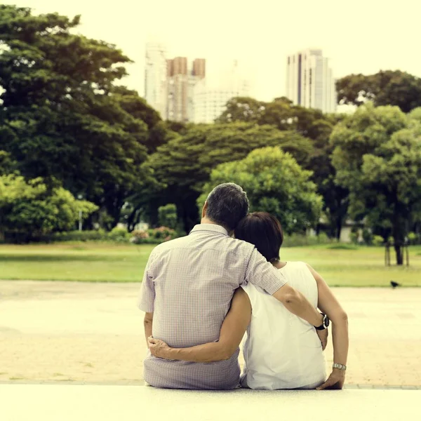 Par som spenderar tid i parken — Stockfoto