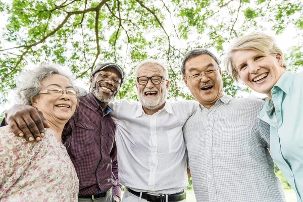 Diverse  Senior Friends Ootdoors — Stock Photo, Image