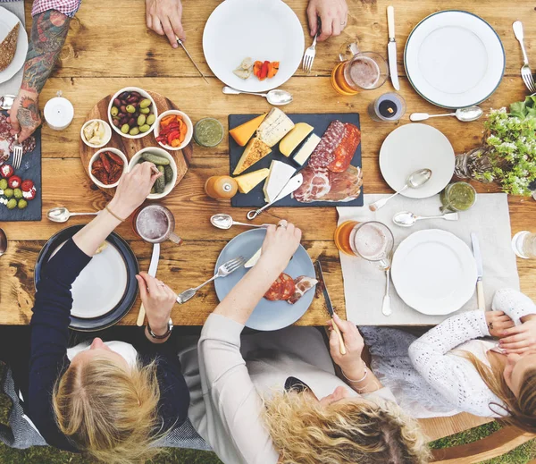 Pessoas comemorando e comendo — Fotografia de Stock