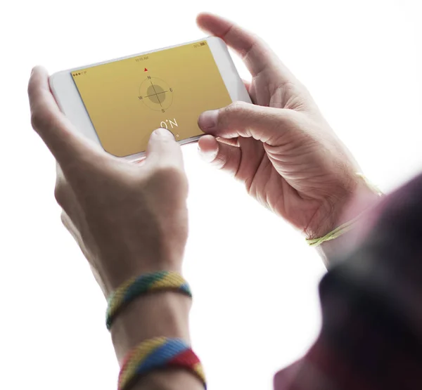 Manos humanas sosteniendo teléfono móvil — Foto de Stock