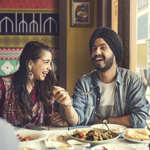 Hermosos amigos indios en el restaurante —  Fotos de Stock