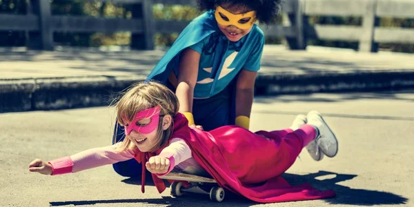 Superhelden-Mädchen haben Spaß — Stockfoto