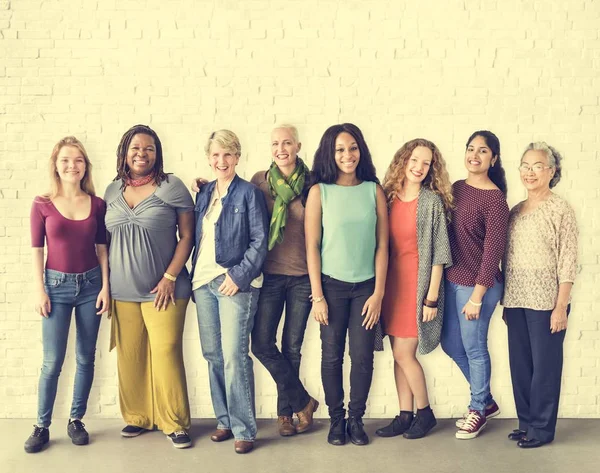 Diversiteit glimlachende vrouwen — Stockfoto