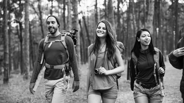 Junge Freunde im Wald unterwegs — Stockfoto