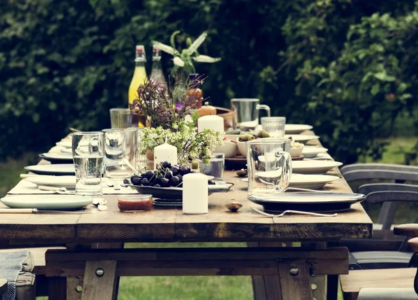 昼食のための食糧をテーブルを添えてください。 — ストック写真