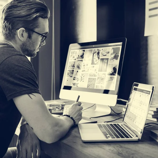 Man working on computer — Stock Photo, Image