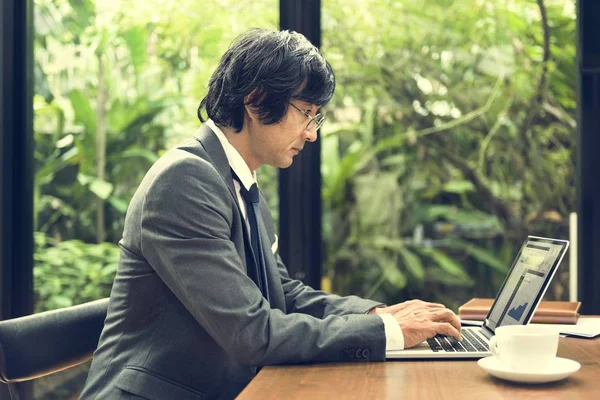 Obchodní muž pracující s laptopem — Stock fotografie