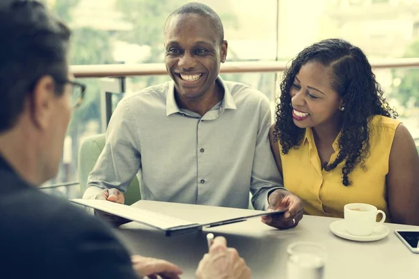 Mensen uit het bedrijfsleven hebben discussie tijdens bijeenkomst — Stockfoto