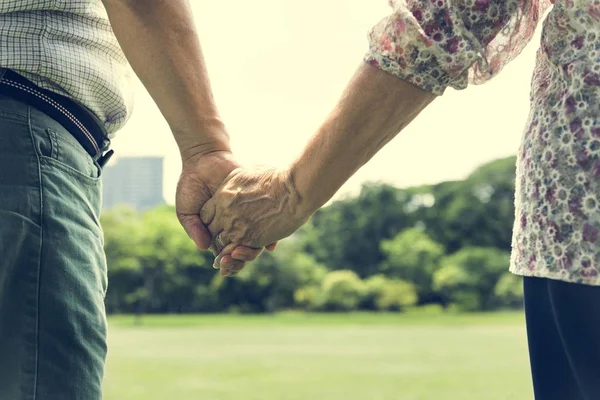 Idosos casal segurando as mãos — Fotografia de Stock