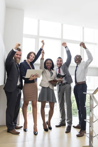 Geschäftsteam arbeitet zusammen — Stockfoto